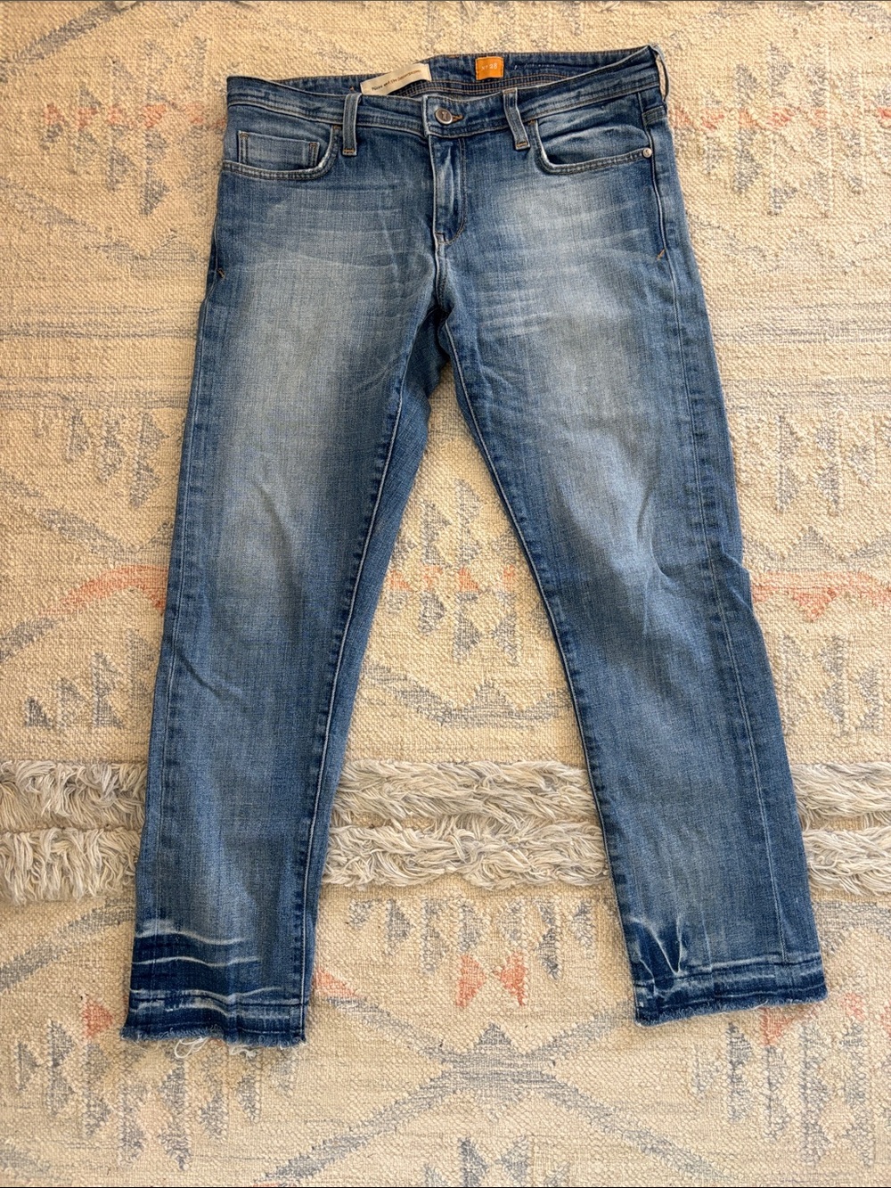 Women’s Distressed Ankle Jeans in Washed Blue